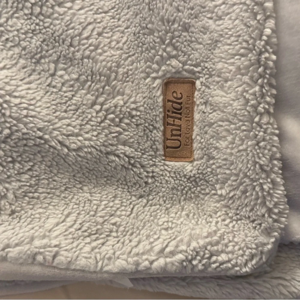 Unhide Soft Gray Blanket